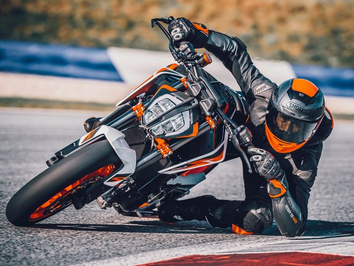 KTM 890 Duke R v akci na okruhu