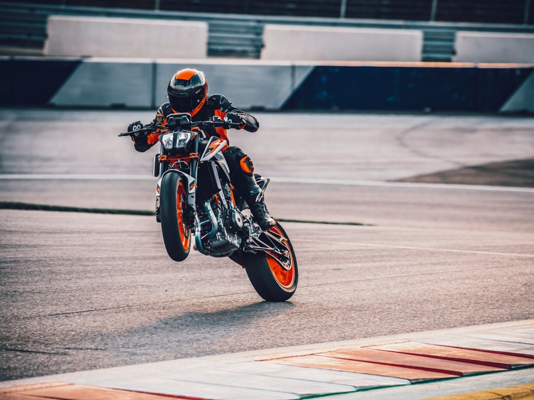 KTM 890 Duke R při akceleraci