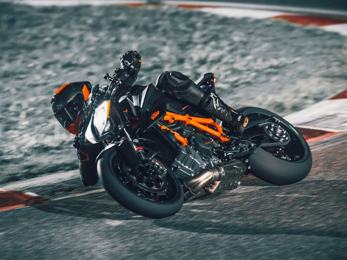 KTM 1290 Super Duke R na závodní trati