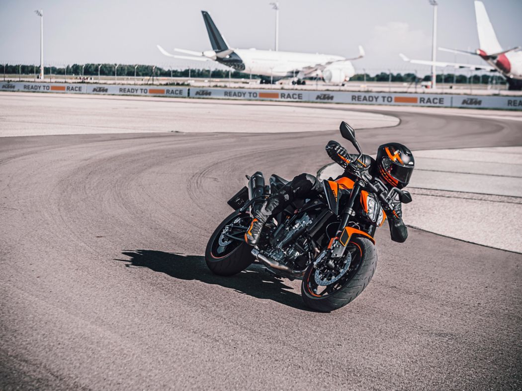 KTM 890 Duke v akci
