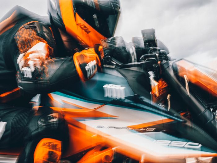 KTM 1290 Super Duke RR při startu